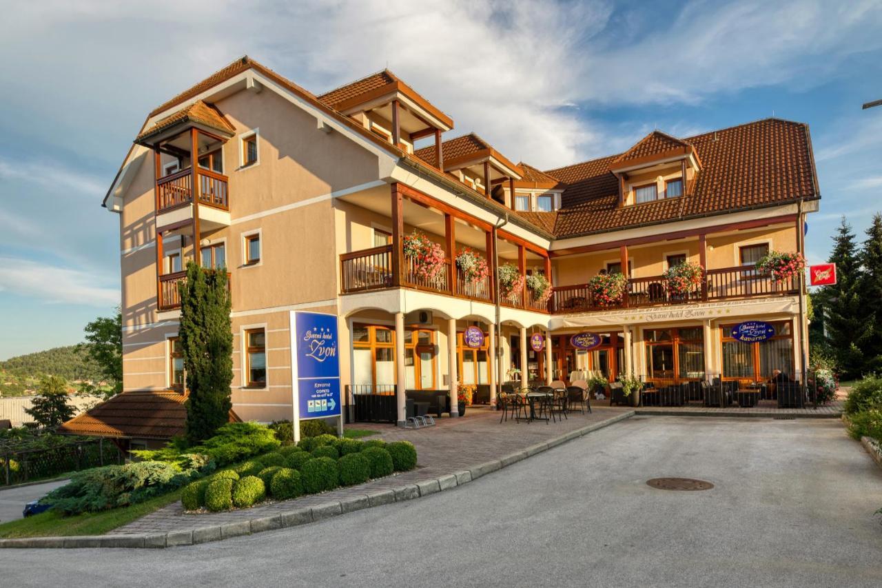 Garni Hotel Zvon ซเร็ตเช ภายนอก รูปภาพ