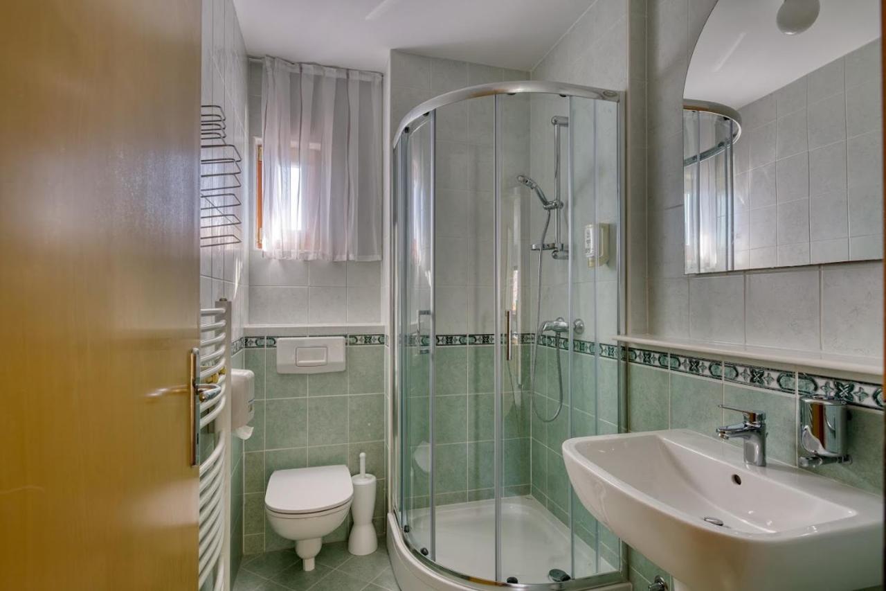 Garni Hotel Zvon ซเร็ตเช ภายนอก รูปภาพ