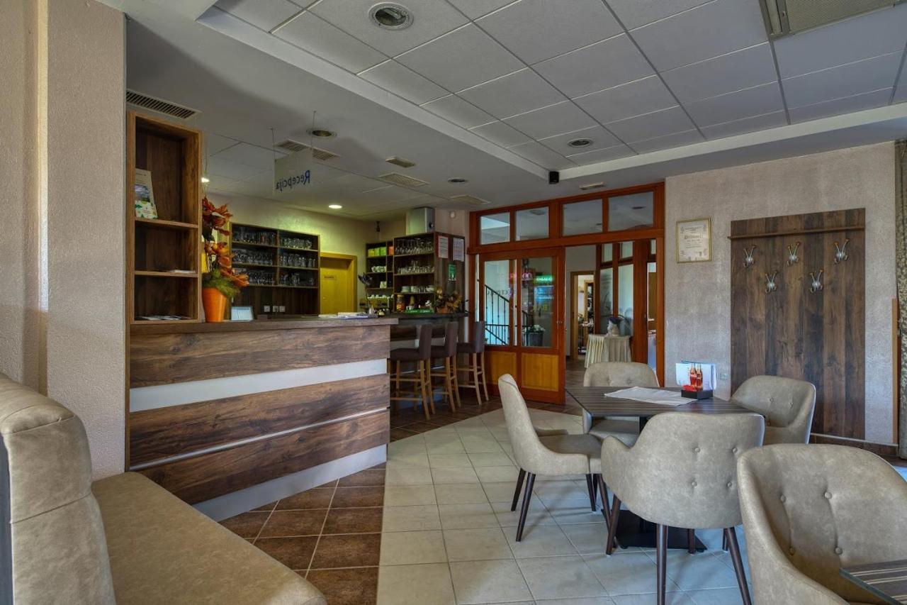 Garni Hotel Zvon ซเร็ตเช ภายนอก รูปภาพ