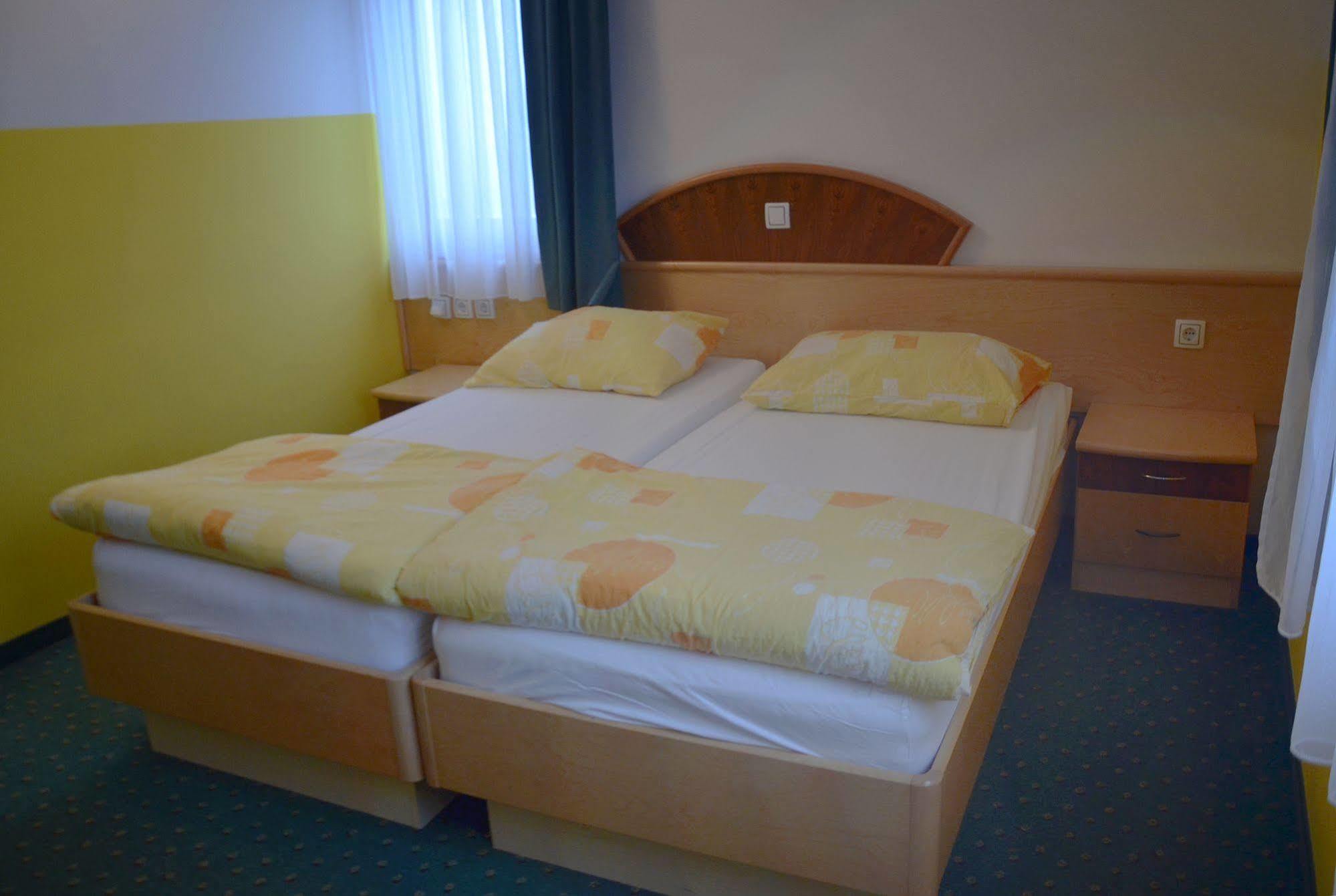 Garni Hotel Zvon ซเร็ตเช ภายนอก รูปภาพ
