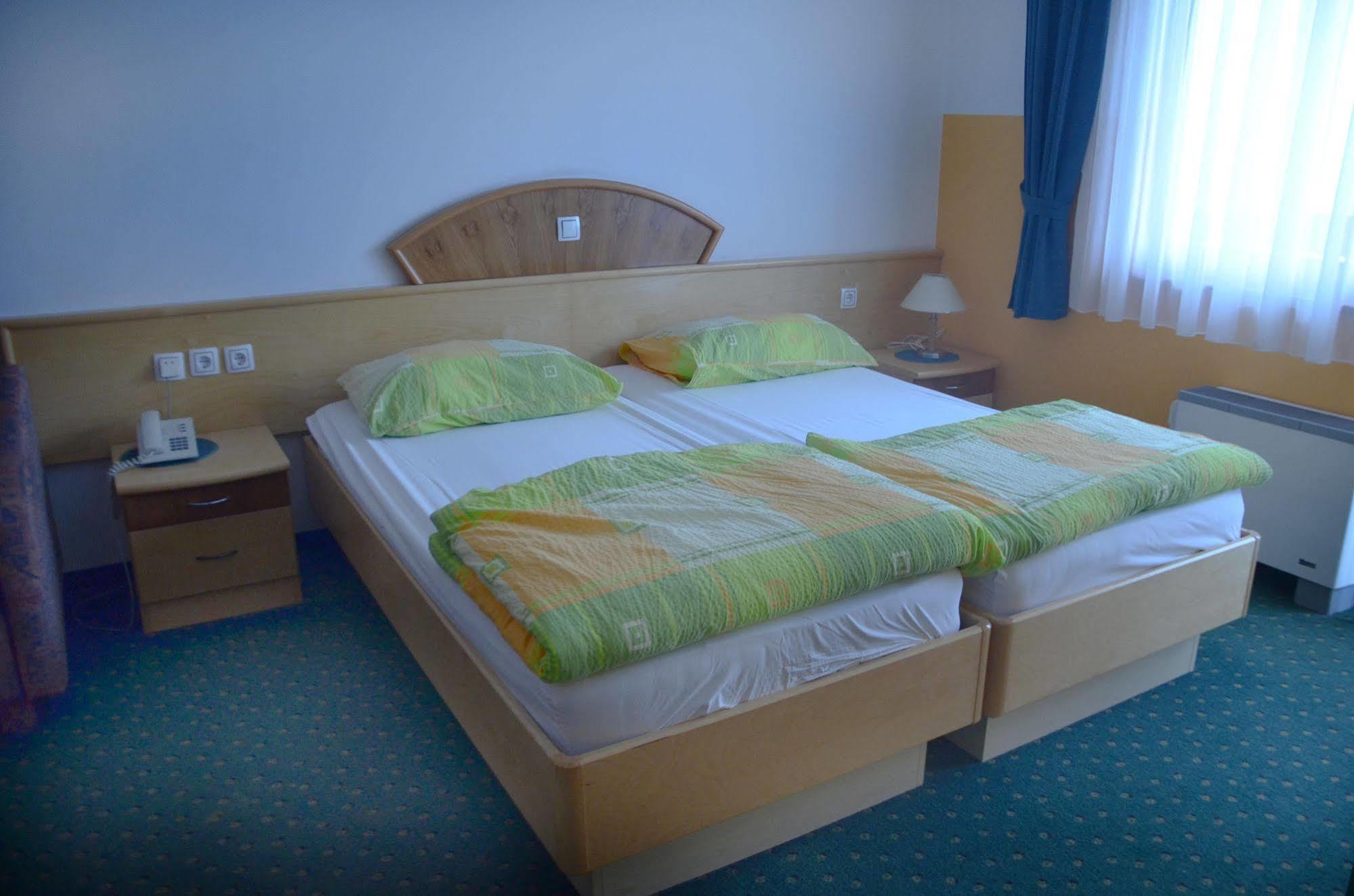 Garni Hotel Zvon ซเร็ตเช ภายนอก รูปภาพ